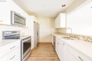 125 N Hayden Bay Dr, Portland, OR 97217 - Photo 10