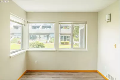 125 N Hayden Bay Dr, Portland, OR 97217 - Photo 8