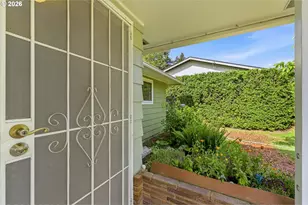 11842 SE Grant St, Portland, OR 97216 - Photo 4