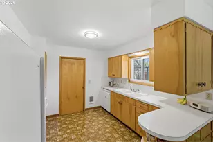 11842 SE Grant St, Portland, OR 97216 - Photo 12