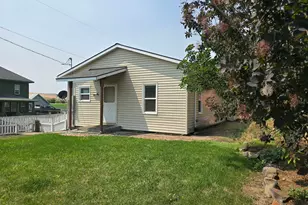 486 NW 2nd St, Dufur, OR 97021 - Photo 2