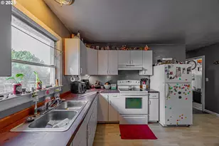 1860 Meade St, North Bend, OR 97459 - Photo 8