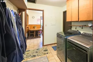 205 N Schoneman Ave, Coos Bay, OR 97420 - Photo 32