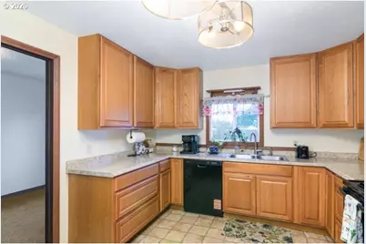 205 N Schoneman Ave, Coos Bay, OR 97420 - Photo 20