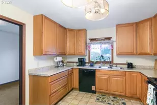 205 N Schoneman Ave, Coos Bay, OR 97420 - Photo 20