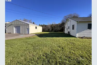 205 N Schoneman Ave, Coos Bay, OR 97420 - Photo 8