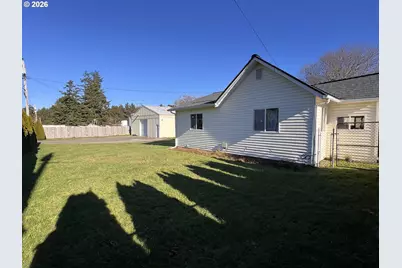 205 N Schoneman Ave, Coos Bay, OR 97420 - Photo 10