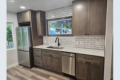 1162 E 1st Pl, Coquille, OR 97423 - Photo 4