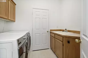 3321 SW Vesta Ct, Portland, OR 97219 - Photo 28