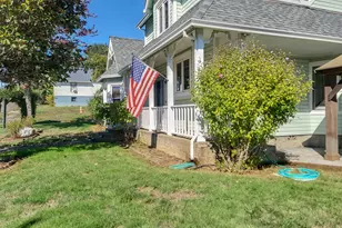340 NE 2nd St, Oakland, OR 97462 - Photo 2