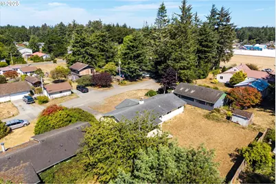 950 NE 1st St, Bandon, OR 97411 - Photo 8