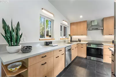 2437 NE 134th Pl, Portland, OR 97230 - Photo 12