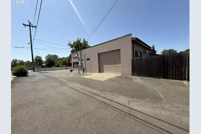 204 NE 1st St, Oakland, OR 97462 - Photo 2