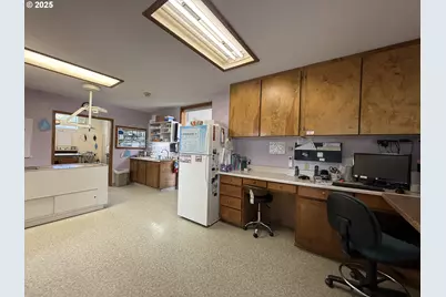 204 NE 1st St, Oakland, OR 97462 - Photo 18
