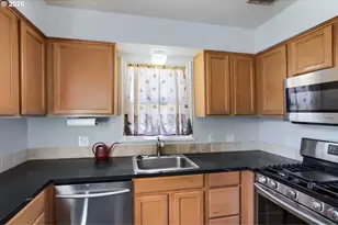 9320 SE Yamhill St, Portland, OR 97216 - Photo 14