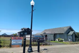213 NW Cliff St, Newport, OR 97365 - Photo 2