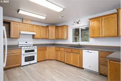 485 Brown St, Glide, OR 97443 - Photo 6