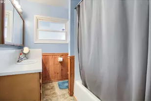 18126 SE Lincoln St, Portland, OR 97233 - Photo 20