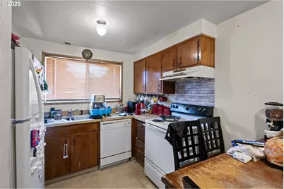 1194 R St, Springfield, OR 97477 - Photo 4