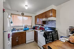 1194 R St, Springfield, OR 97477 - Photo 4