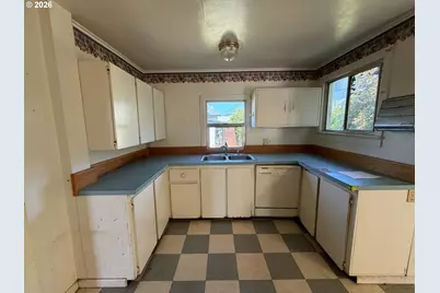 1063 SE Jackson St, Roseburg, OR 97470 - Photo 10