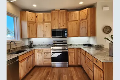 891 NE Division Ave, Bandon, OR 97411 - Photo 4