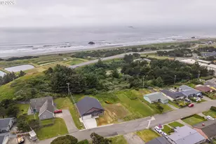 30302 Driftwood Dr, Gold Beach, OR 97444 - Photo 32