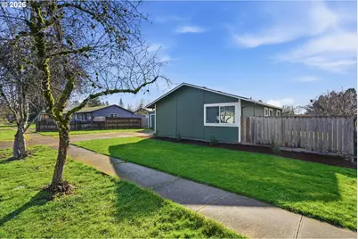 704 E Pinehurst Dr, Newberg, OR 97132 - Photo 4