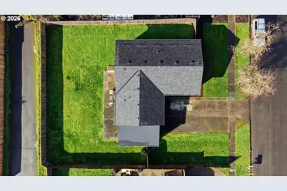 704 E Pinehurst Dr, Newberg, OR 97132 - Photo 28