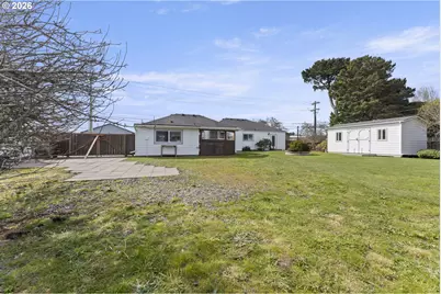 525 11th St, Bandon, OR 97411 - Photo 32