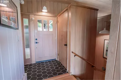 275 Sunset Dr, Eugene, OR 97403 - Photo 2
