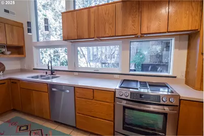 275 Sunset Dr, Eugene, OR 97403 - Photo 14