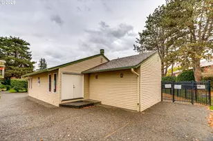 553 N Hayden Bay Dr, Portland, OR 97217 - Photo 32