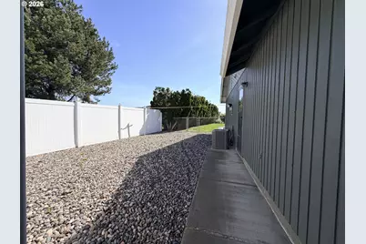 415 E Carter Dr, Hermiston, OR 97838 - Photo 2
