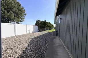 415 E Carter Dr, Hermiston, OR 97838 - Photo 2