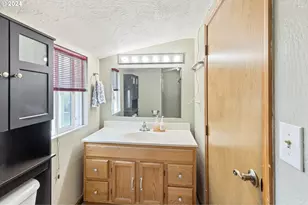 547 Oakdale Dr, Medford, OR 97501 - Photo 42
