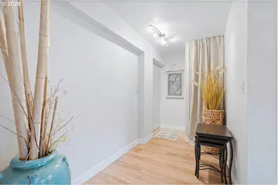 2021 SW Main St #32, Portland, OR 97205 - Photo 4