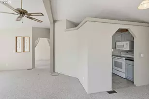 318 Peacock Ln, Kelso, WA 98626 - Photo 8