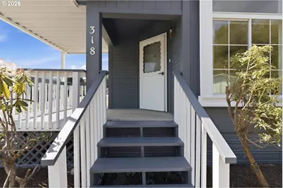 318 Peacock Ln, Kelso, WA 98626 - Photo 4