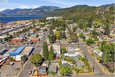 207 N Oak St, Bingen, WA 98605 - Photo 14