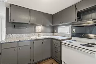 205 S 54th St, Springfield, OR 97478 - Photo 6