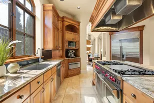 811 NE Brennan Ln, Hillsboro, OR 97124 - Photo 14