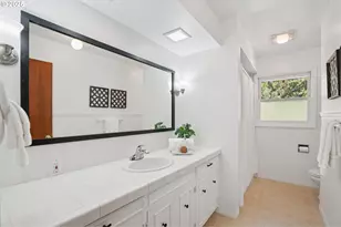 11851 SE Madison St, Portland, OR 97216 - Photo 26