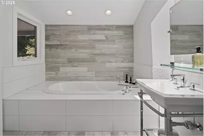12643 S Iron Mountain Blvd, Portland, OR 97219 - Photo 40