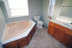 13460 SE Raymond St, Portland, OR 97236 - Photo 8