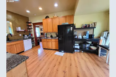 305 S 3rd St, Cottage Grove, OR 97424 - Photo 14