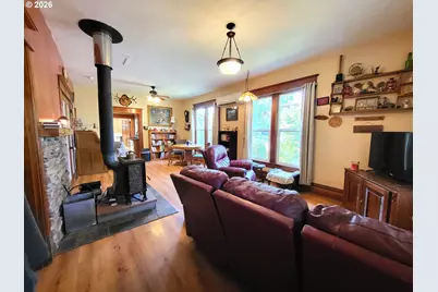 305 S 3rd St, Cottage Grove, OR 97424 - Photo 4