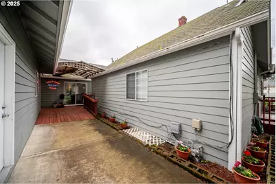 11901 SE Powell Blvd, Portland, OR 97266 - Photo 10