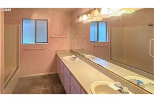 1023 NE Primrose Pl, Grants Pass, OR 97526 - Photo 12