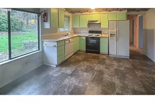 1023 NE Primrose Pl, Grants Pass, OR 97526 - Photo 6